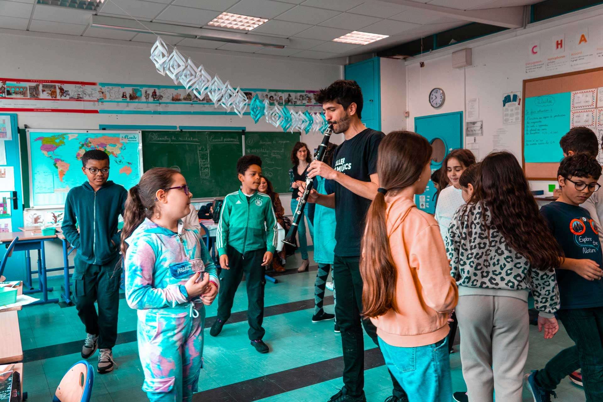 Mediation culturelle, actions culturelles en milieu scolaire. Rencontre artistes en bord de scène dans le cadre de parcours scolaires