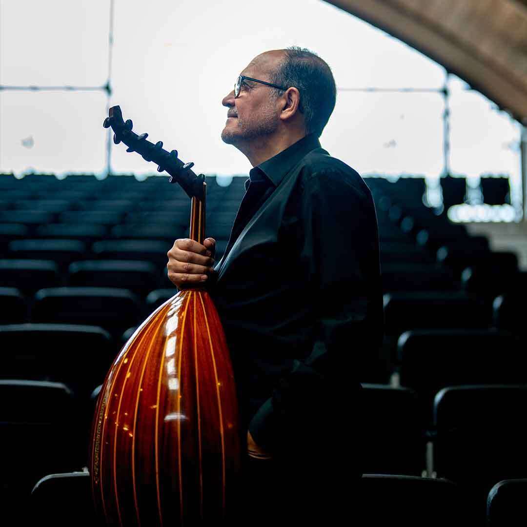 Anouar Brahem est un musicien et compositeur tunisien né le 20 octobre 1957 à Halfaouine, Tunis. Il est largement reconnu comme l'un des virtuoses contemporains du oud, un instrument à cordes pincées traditionnel du Moyen-Orient. En concert à Bordeaux au Rocher de palmer le 18/04/2025 